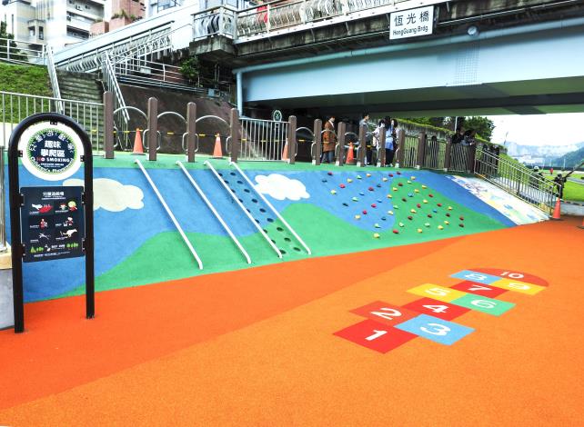 道南河濱公園恆光橋下共融式遊戲場 藉由既有戧台(堤防中段平台)的地形高低差，來設置不同分區的遊戲刺激 (圖為 趣味攀爬區)