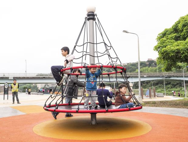 道南河濱公園恆光橋下共融式遊戲場天旋地轉 讓小朋友玩得開心