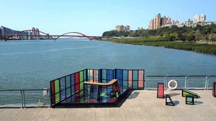 關渡碼頭的彩色玻璃吧檯與造型躺椅 創造新風貌