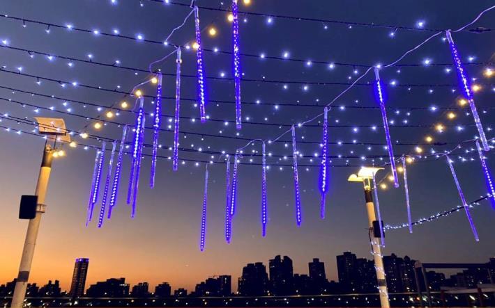 大稻埕碼頭貨櫃市集 聖誕燈飾已上線超級浪漫