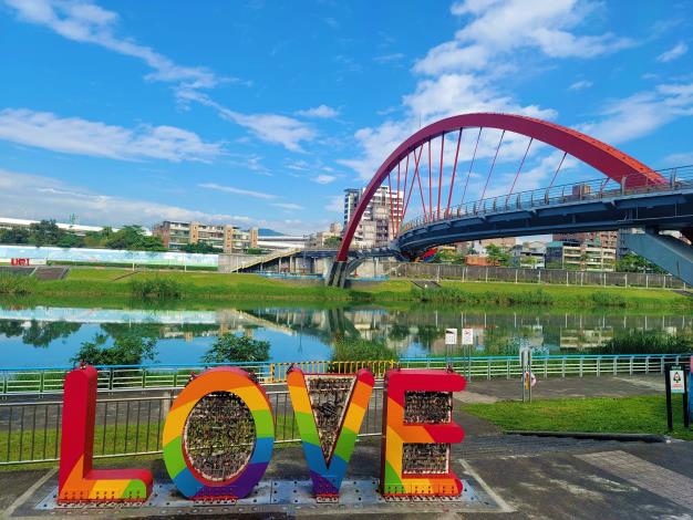 彩虹橋靠近饒河水門的「LOVE」大型裝置藝術七彩鮮豔