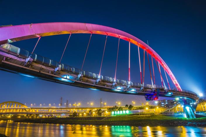 彩虹橋已是各路攝影好手拍攝夜景首選