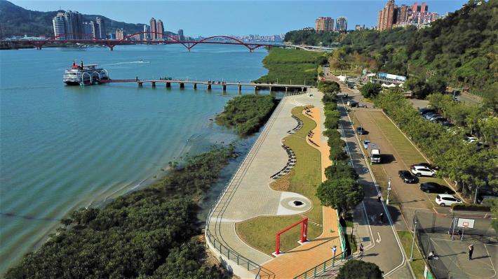 「關渡碼頭周邊設施改善工程」榮獲「公園綠地 公共開放空間類」佳作獎