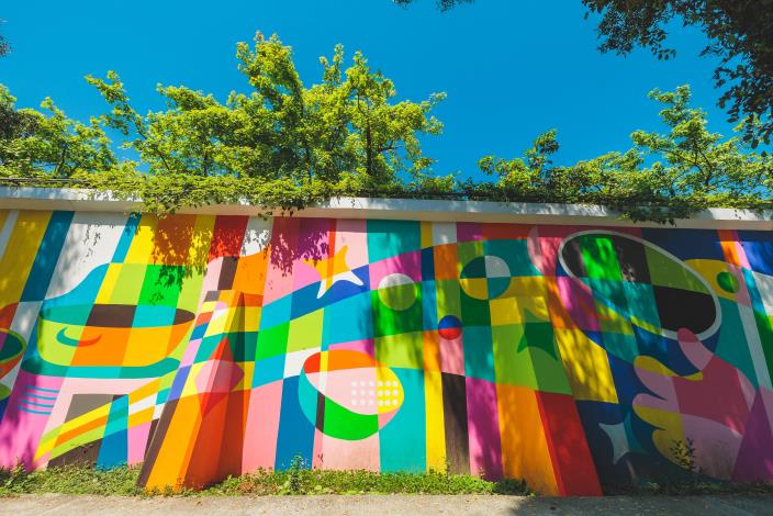 藝術家吳介民創作的 南港區的堤壁新亮相