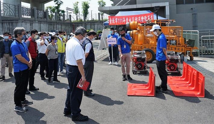 111年度防汛演練 河工科長范振峰報告 活動式防洪擋水板  左二為工務局局長林志峯