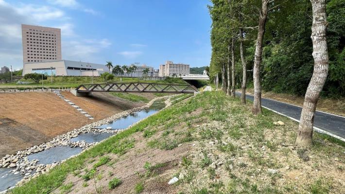 渡賢橋下游 施工後 河岸打除混凝土面層緩坡化 麻網植生穩固邊坡 新設鋼橋 