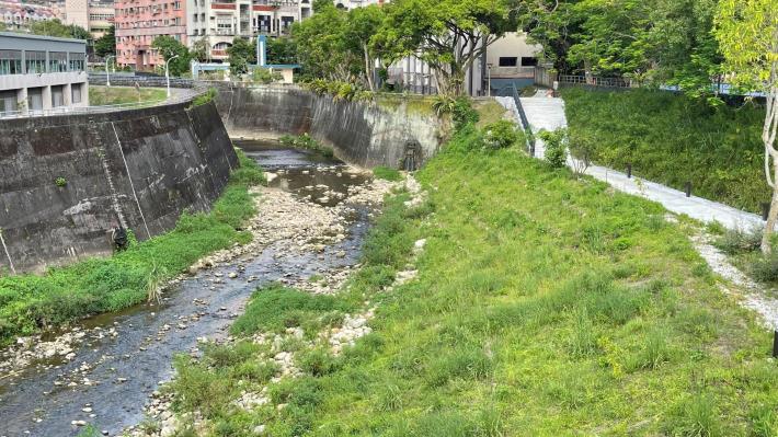 濟賢橋上游施工後 打樁編柵緩坡化  縮減步道 調降高程 