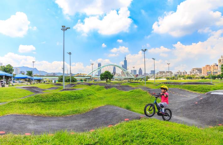 111年度彩虹河濱公園輪狀車練習場新建工程 榮獲113年度臺北市政府公共工程卓越獎