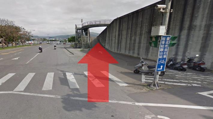 請車輛駕駛者改道由疏散門旁邊的越堤斜坡道通行