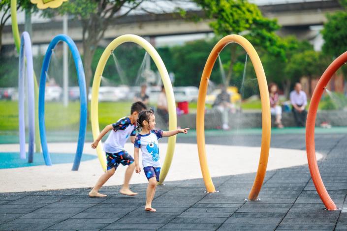 大佳河濱公園戲水區 今年端午連假開放戲水 (2)
