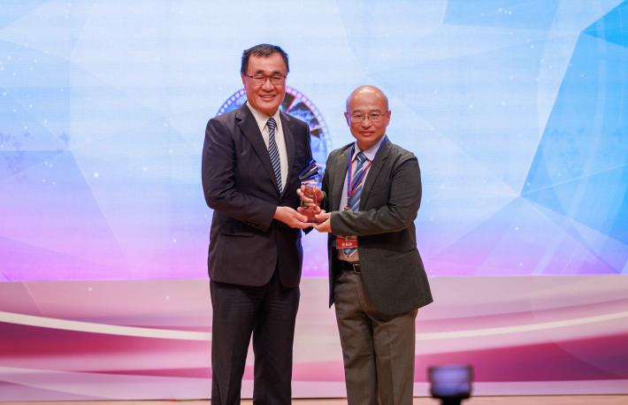 「北市公共工程卓越獎」今天頒獎 水利處勇奪4大獎 照片左為副市長李四川 右為水利處長張凱堯