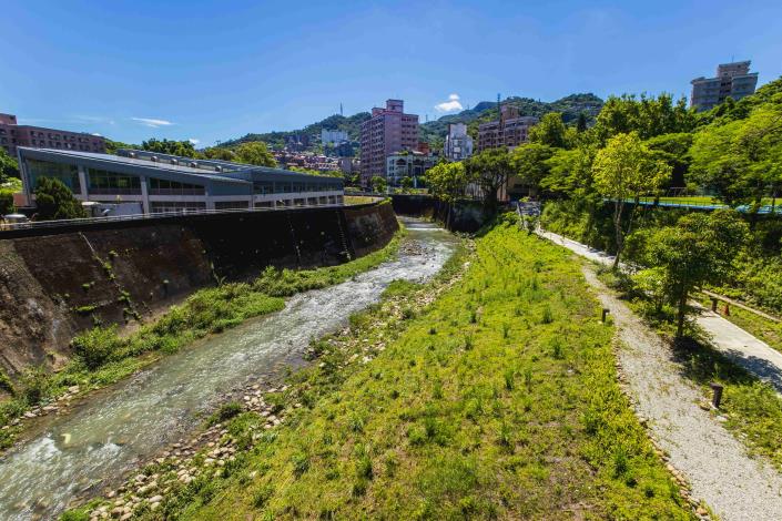 「景美溪及指南溪匯流口護岸再造工程」導入近自然工法改變過往以三面光混凝土的防洪治理方式