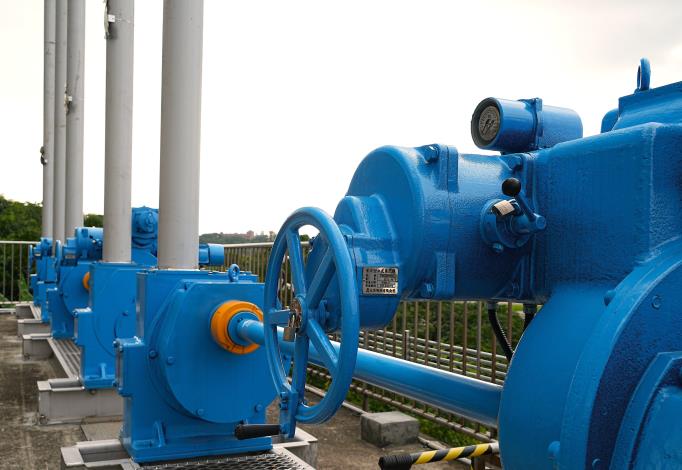 28噸吊門機更換,提升效率、安全係數與結構強度。 整體性能大幅優於舊設備,讓啟閉動作快速確實01.JPG