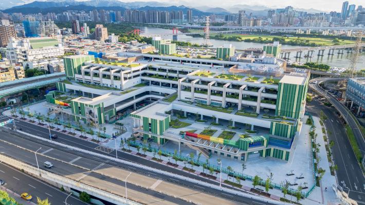 「代辦臺北市市場處所屬公有環南市場改建工程主體工程｣整體建築意象塑造大量綠色意象，降低巨大建築量體衝擊感，使建物融合遭環境中。