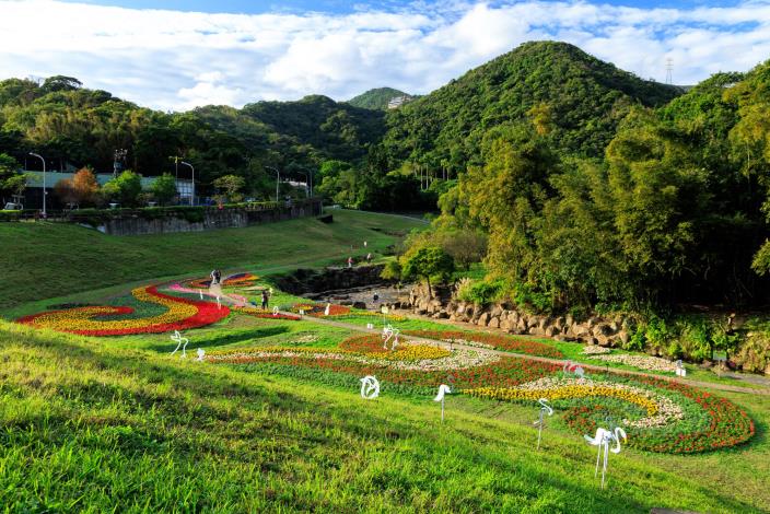 大溝溪花海 以「水淵」的水紋意象為概