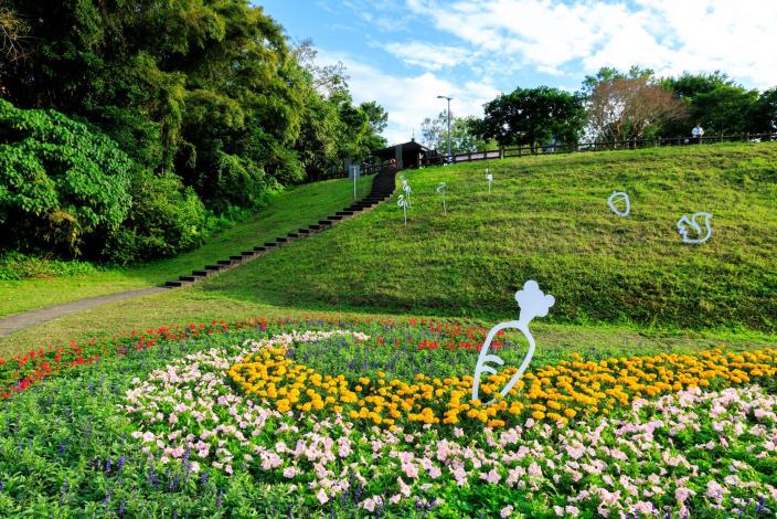 大溝溪花海  以「水淵」的水紋意象為概念，如水流般地圖騰延展於綠坡之上