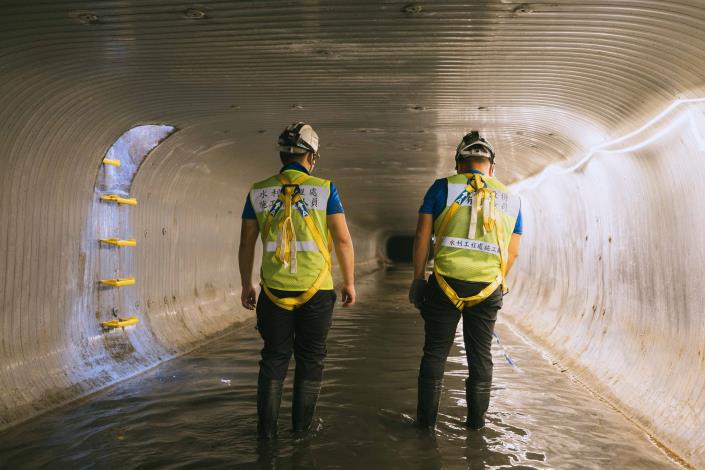 內湖路 1段 91 巷雨水下水道結構修補工程 採用 螺旋內襯工法 