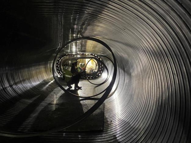 螺旋內襯工法，此工法可避免傳統明挖重建對交通造成的嚴重衝擊，並減少噪音和空污研究院路二段雨水下水道結構修補工程 採用螺旋內襯工法- 內襯製管