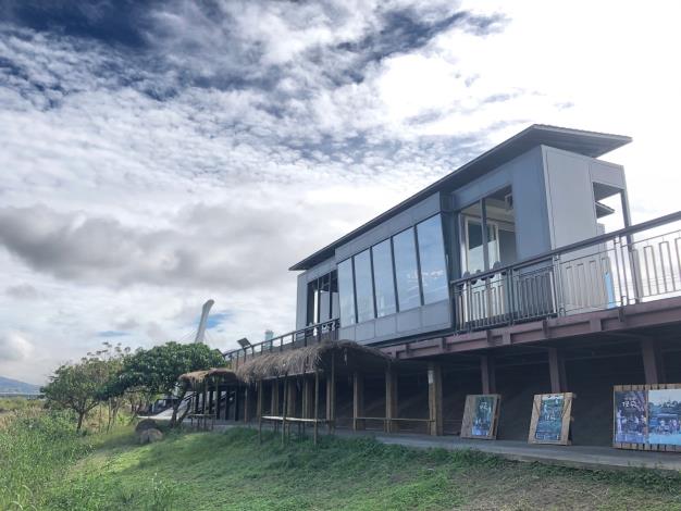 前往社子島濕地解說小築 利用望遠鏡找尋這些可愛的濕地訪客