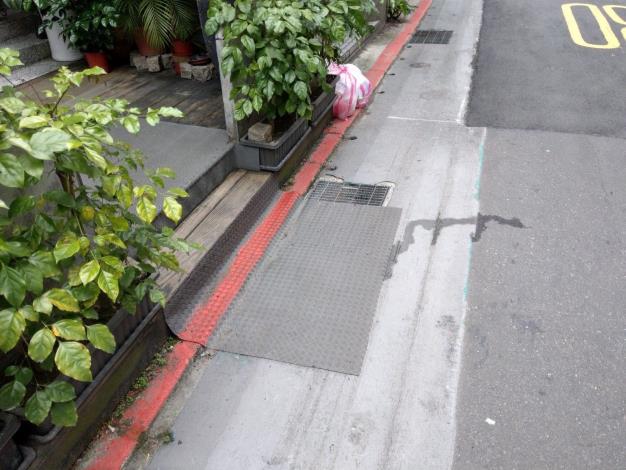 清空水溝蓋上方 讓水流通暢