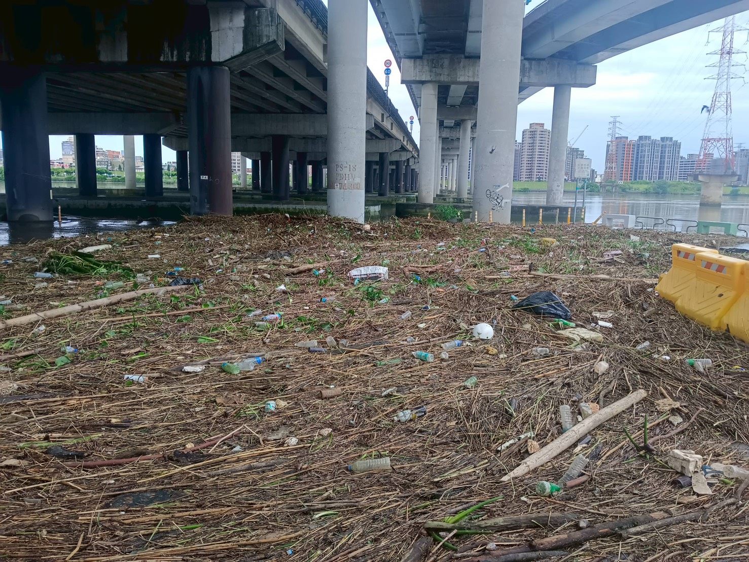 河濱公園泥濘遍地 新店溪3-2號(華翠)疏散門至淡水河6號(敦煌)維持封閉 -淡水河敦煌疏散門