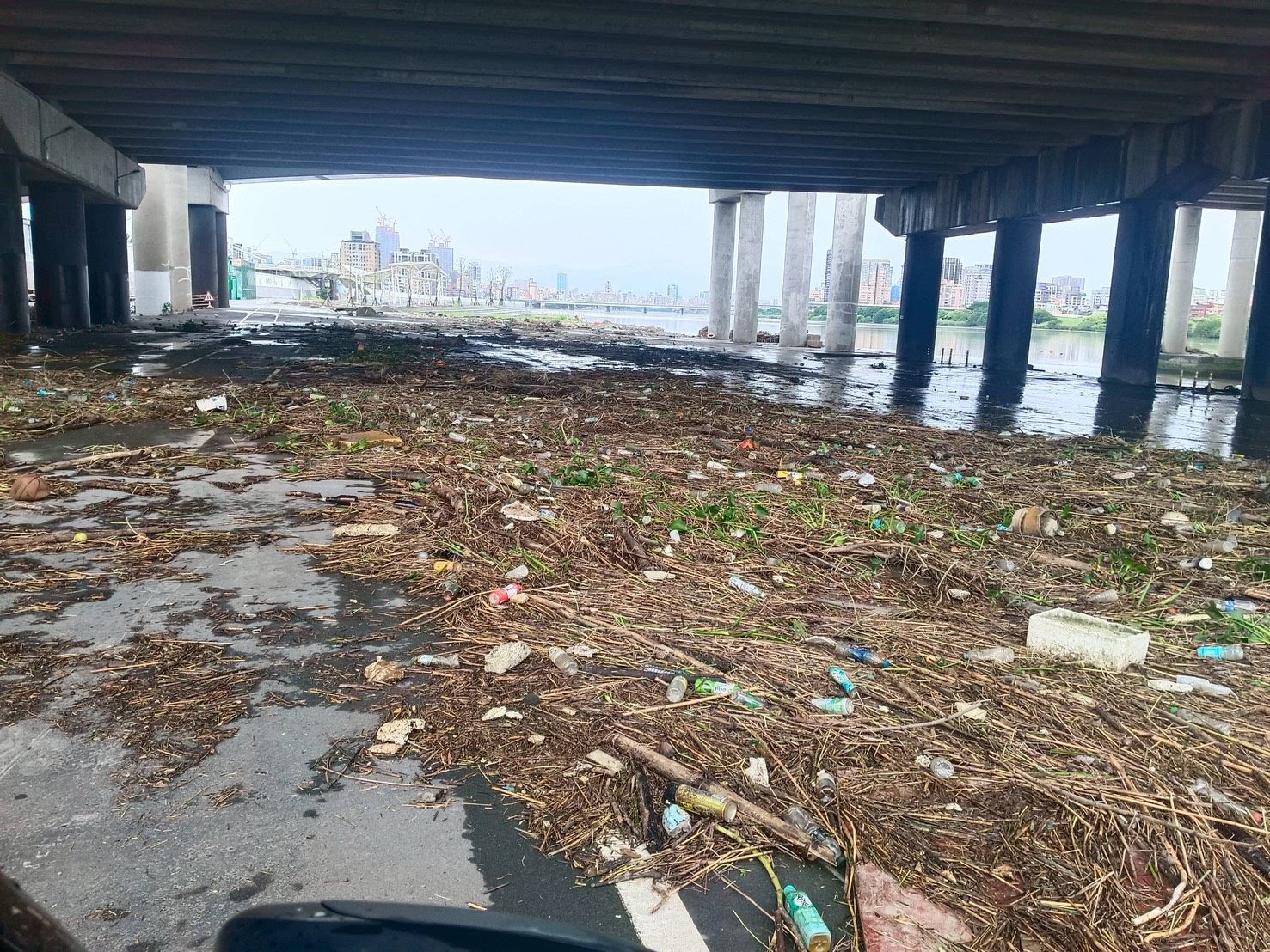 河濱公園泥濘遍地 新店溪3-2號(華翠)疏散門至淡水河6號(敦煌)維持封閉-淡水河敦煌疏散門