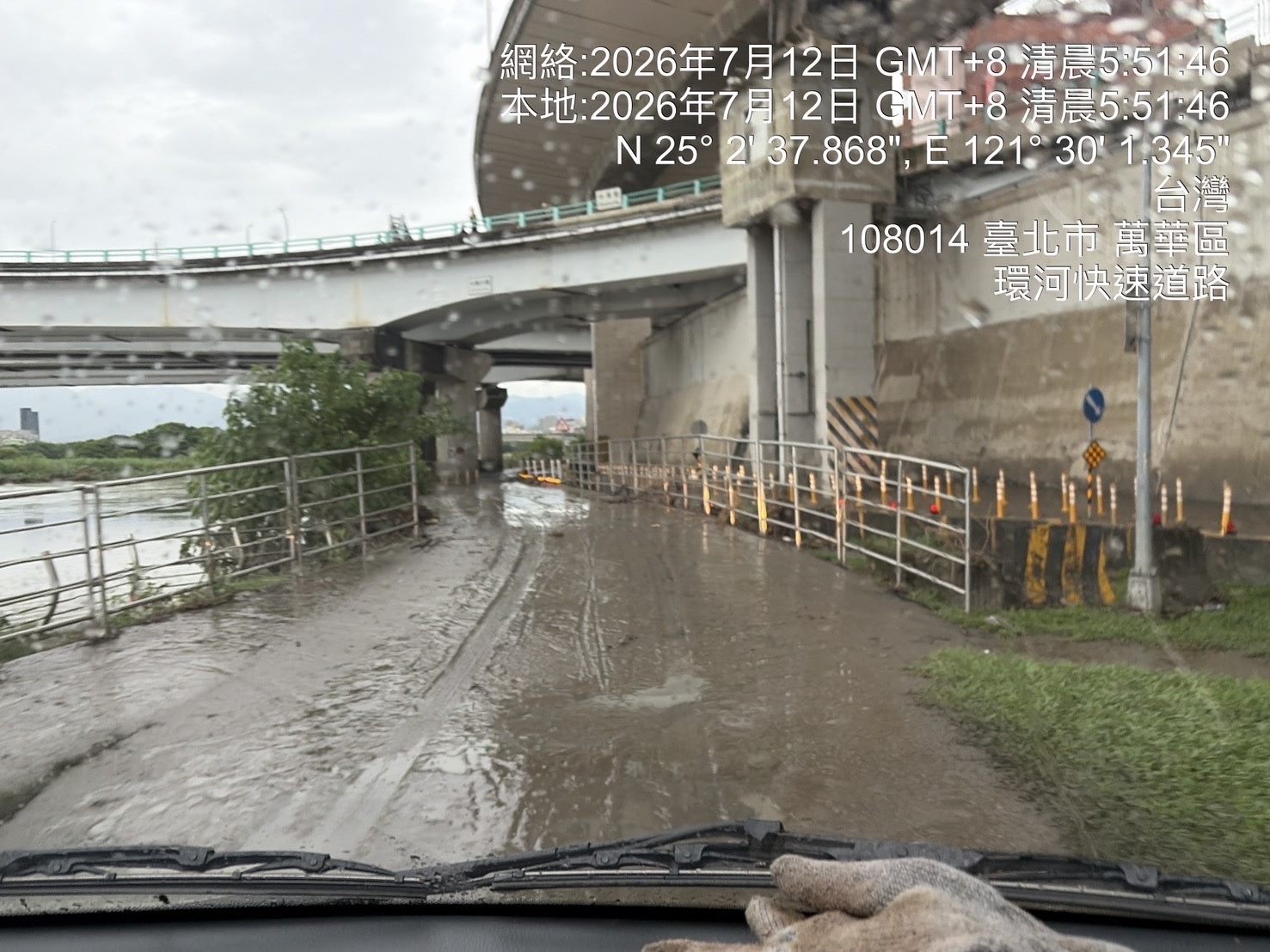 河濱公園泥濘遍地 新店溪3-2號(華翠)疏散門至淡水河6號(敦煌)維持封閉 (2)
