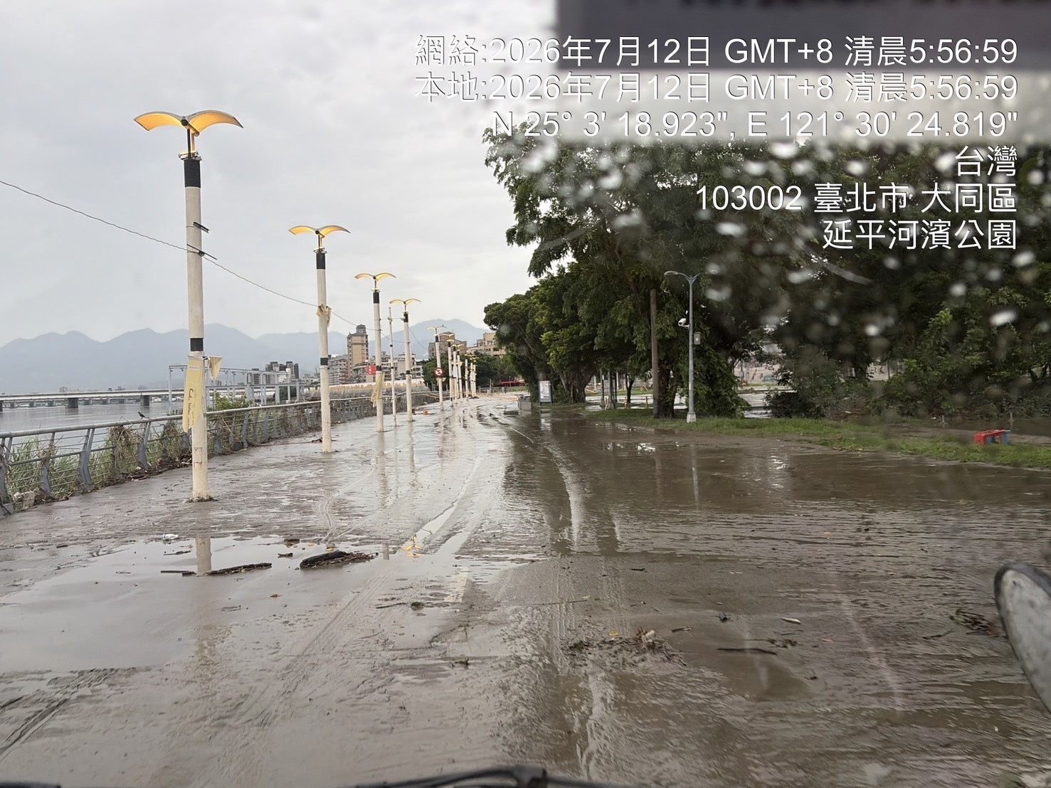 河濱公園泥濘遍地 新店溪3-2號(華翠)疏散門至淡水河6號(敦煌)維持封閉 (5)