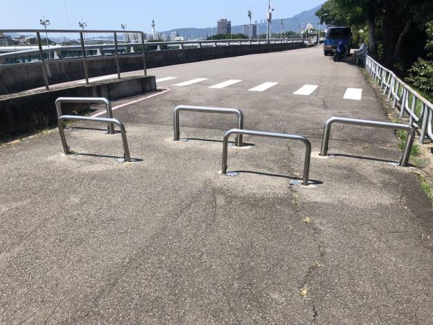 百齡右岸河濱公園(大南路口燈桿152號處)越堤坡道護欄基座修繕1131006