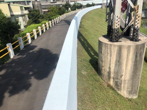 雙溪左岸河濱公園(文昌橋段)堤頂矮牆及護欄油漆1130810