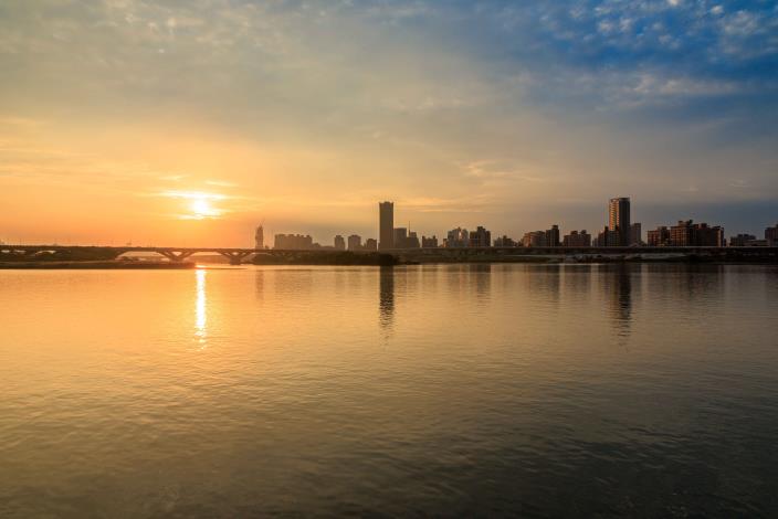 延平河濱傍晚時分夕陽餘暉撒滿河面，更是淡水水岸的絕佳美景