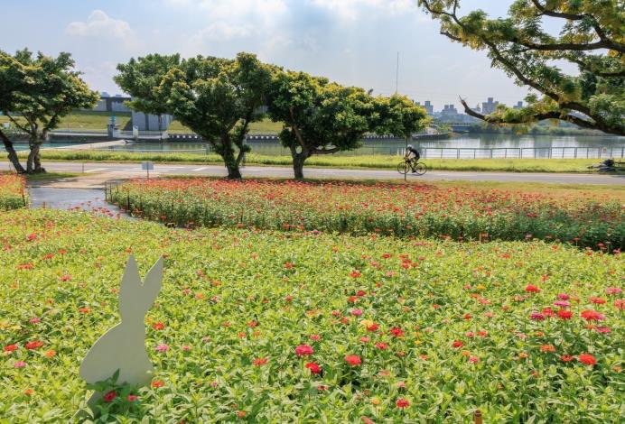 還有可愛的小動物看板現身花海,等著和遊客們一起賞花拍照