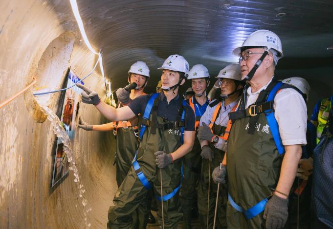蔣萬安市長 視察雨水下水道 結構修補工程採用新工法