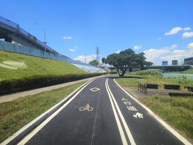 雙溪河濱左岸自行車道 人車分道 散步更愜意