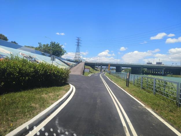 雙溪河濱左岸自行車道大升級 騎行更舒適