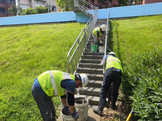 雙溪河濱公園 更新越堤階梯