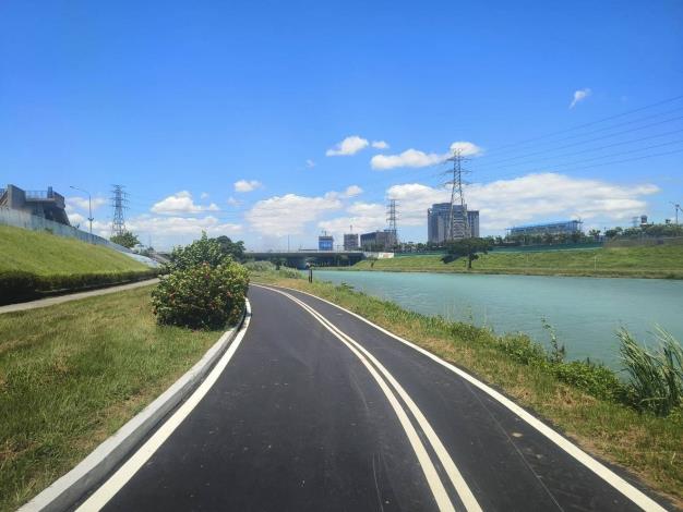 雙溪河濱左岸自行車道升級 騎行更舒適