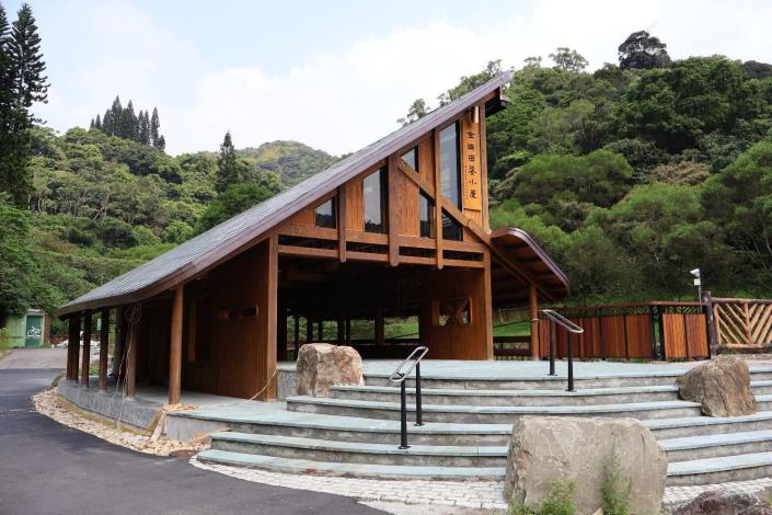 100％使用國內人造林柳杉及臺灣杉疏伐材，打造自然語彙的「田嬰小屋」