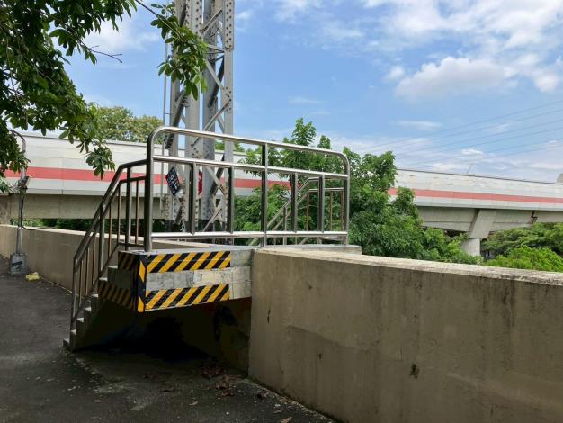 圖片4-越堤階梯拓寬改善(雙溪左岸捷運紅線旁堤頂部分)