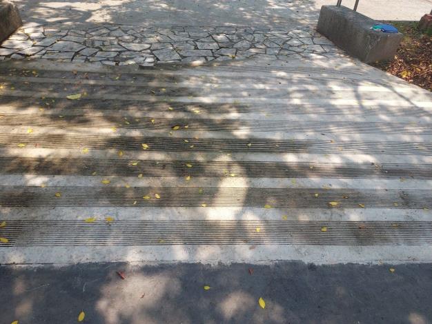 圖片6-混凝土拉毛地坪鋪設(雙溪左岸雨農橋旁溜冰場銜接步道)