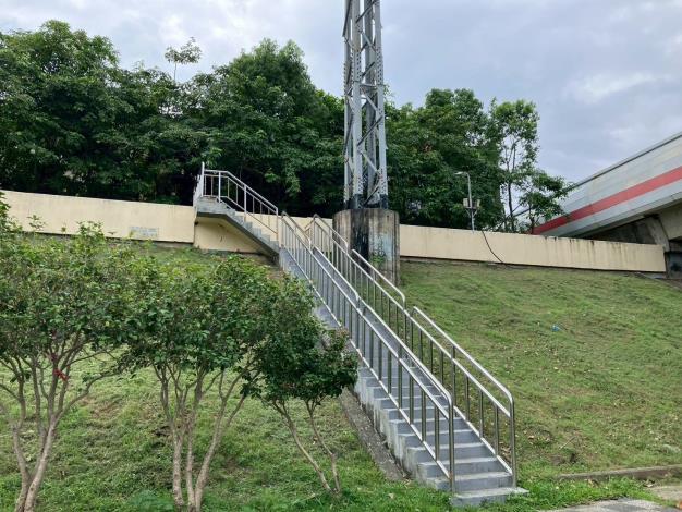 圖片3-越堤階梯拓寬改善(雙溪左岸捷運紅線旁堤外部分)