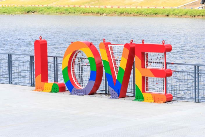 歡迎情侶來留下專屬戀情的愛情鎖