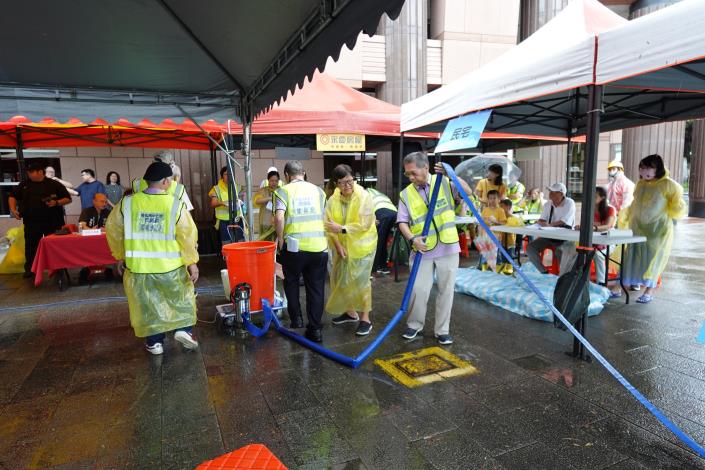 建國里抽水機排除積水