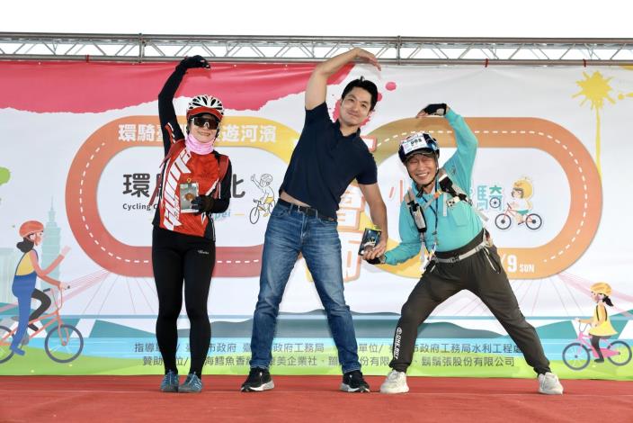 2025環騎臺北大會師 蔣萬安市長頒發和環騎狂人合照 左為600圈狂人張桂芳小姐 右為300圈狂人郭春重先生)