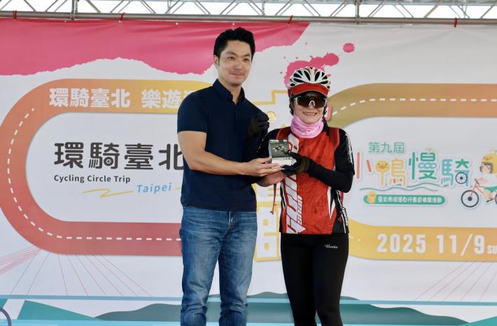 2025環騎臺北大會師 蔣萬安市長頒獎 給環騎狂人 (右為600圈狂人張桂芳小姐