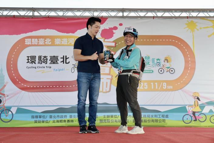 2025環騎臺北大會師 蔣萬安市長頒獎給環騎狂人 (右為300圈狂人郭春重先生)