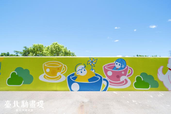 可愛小童坐在遊樂器材咖啡杯裡面，充滿童趣