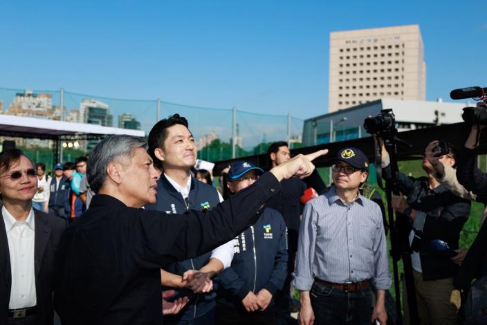 教授與蔣萬安市長講解溪邊生態