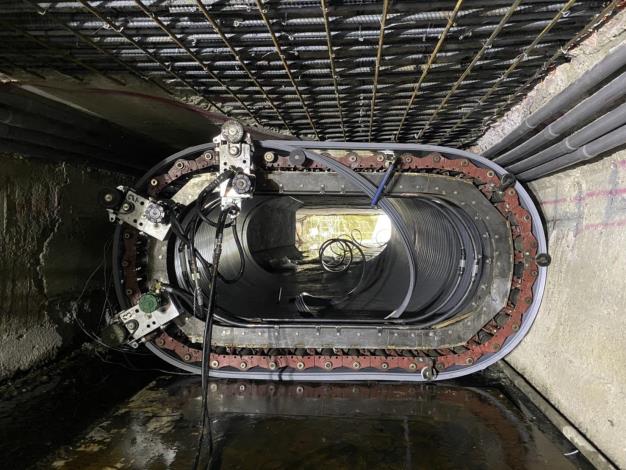 螺旋內襯工法，此工法可避免傳統明挖重建對交通造成的嚴重衝擊 圖為研究院路二段大口徑箱涵