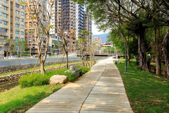 「磺港溪再造工程」拓寬與重新串聯人行道、車道及公園步道空間 建構安全舒適之步行環境